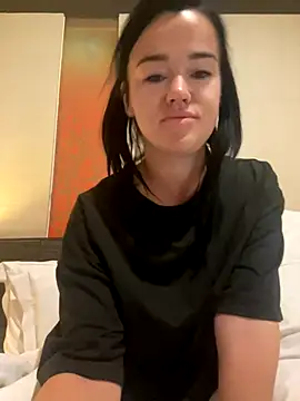 Snapshot of English-Chloe96 chatting on 11/15/25, 04:43 English-Chloe96 online show from 11/15/25, 04:43