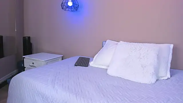 EstefaniaVelez  online show from 12/20/24, 05:18