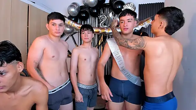 Snapshot of Sweet_WallenV2 chatting on 11/08/25, 01:22 Sweet WallenV2 online show from 11/08/25, 01:22