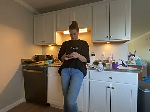 MissSwitch online show from 03/19/25, 02:13