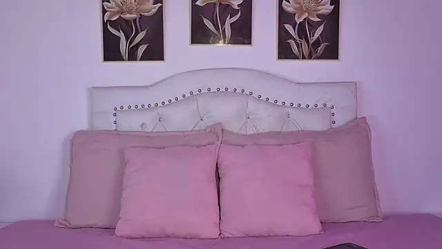 Snapshot of AnneGagner chatting on 09/21/25, 12:01 AnneGagner online show from 09/21/25, 12:01