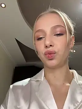 Snapshot of CaseyStar chatting on 12/07/24, 09:06 CaseyStar online show from 12/07/24, 09:06