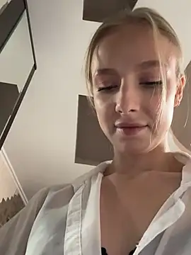 Snapshot of CaseyStar chatting on 12/09/24, 10:32 CaseyStar online show from 12/09/24, 10:32