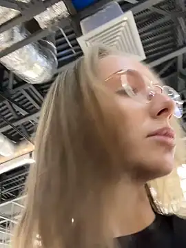 Snapshot of CaseyStar chatting on 01/17/25, 10:33 CaseyStar online show from 01/17/25, 10:33