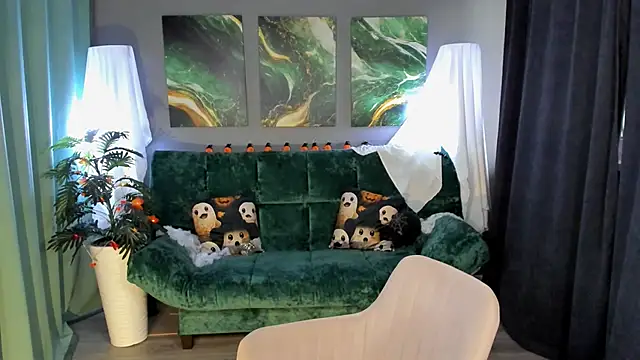 Snapshot of MichelleOrtis chatting on 10/27/25, 12:20 MichelleOrtis online show from 10/27/25, 12:20