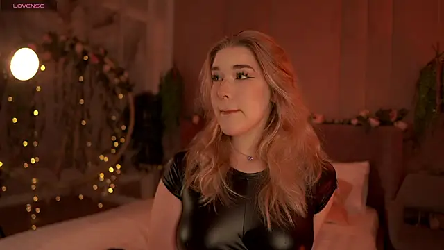 Snapshot of Smiley_Mia chatting on 09/26/25, 05:11 Smiley Mia online show from 09/26/25, 05:11