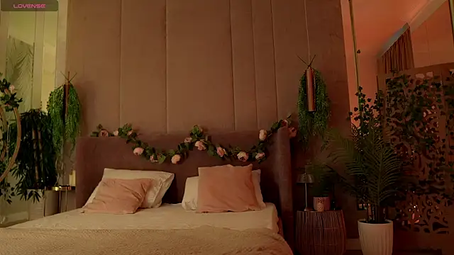 Snapshot of Smiley_Mia chatting on 10/12/25, 05:06 Smiley Mia online show from 10/12/25, 05:06