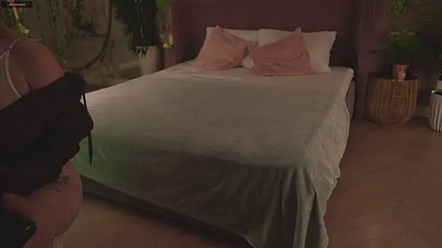 Snapshot of Smiley_Mia chatting on 11/10/25, 08:02 Smiley Mia online show from 11/10/25, 08:02