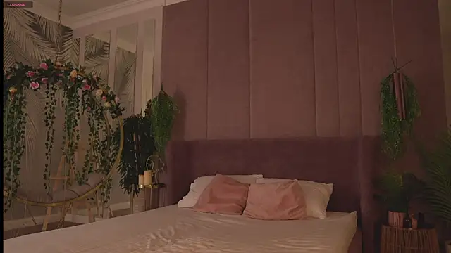 Snapshot of Smiley_Mia chatting on 11/16/25, 05:02 Smiley Mia online show from 11/16/25, 05:02