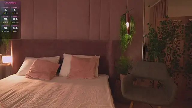 Snapshot of Smiley_Mia chatting on 11/24/25, 05:18 Smiley Mia online show from 11/24/25, 05:18