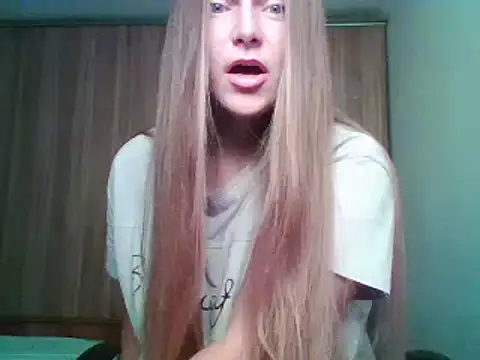 Snapshot of Evasapples chatting on 10/02/25, 04:25 Evasapples online show from 10/02/25, 04:25