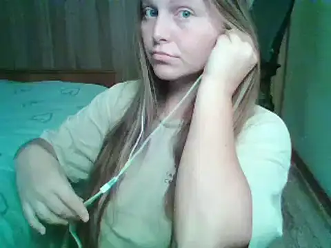 Snapshot of Evasapples chatting on 10/13/25, 06:19 Evasapples online show from 10/13/25, 06:19