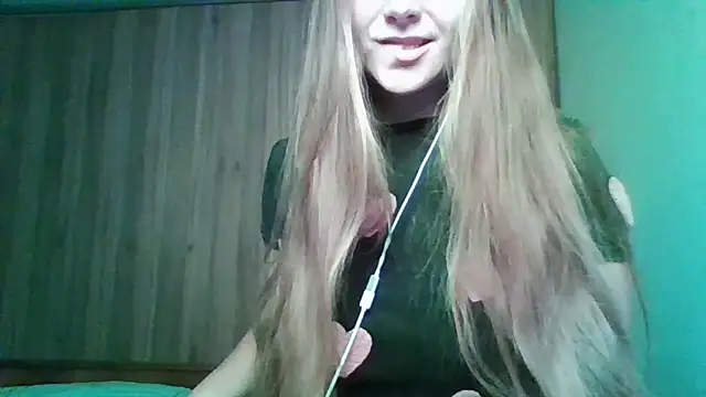 Snapshot of Evasapples chatting on 11/22/25, 02:05 Evasapples online show from 11/22/25, 02:05