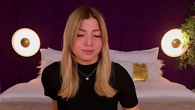 Snapshot of HelenaMorgan chatting on 10/04/25, 03:04 HelenaMorgan online show from 10/04/25, 03:04