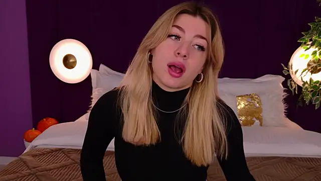 Snapshot of HelenaMorgan chatting on 10/15/25, 03:06 HelenaMorgan online show from 10/15/25, 03:06