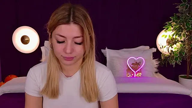 Snapshot of HelenaMorgan chatting on 10/18/25, 03:09 HelenaMorgan online show from 10/18/25, 03:09