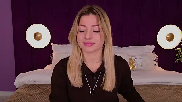 Snapshot of HelenaMorgan chatting on 11/05/25, 03:06 HelenaMorgan online show from 11/05/25, 03:06