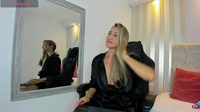 Tayra Pradit online show from 12/18/24, 01:59