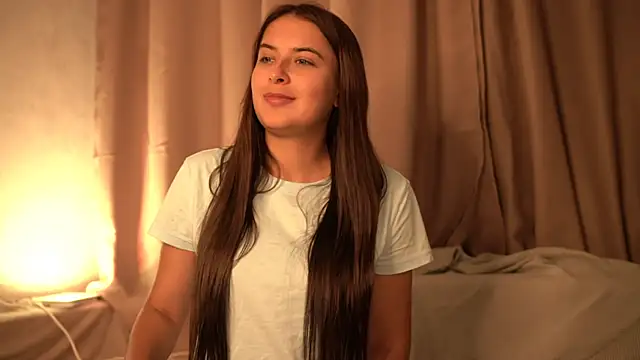 Snapshot of elisa_moon chatting on 09/26/25, 04:11 elisa moon online show from 09/26/25, 04:11