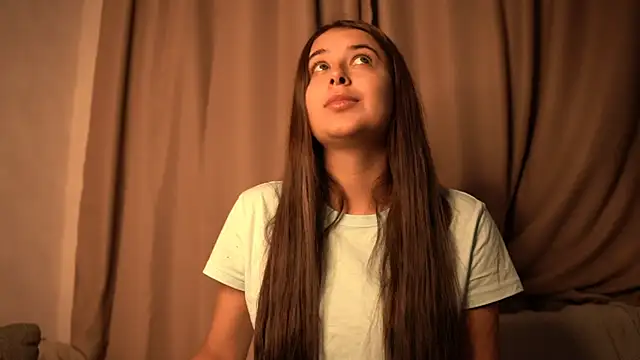 Snapshot of elisa_moon chatting on 10/05/25, 04:38 elisa moon online show from 10/05/25, 04:38