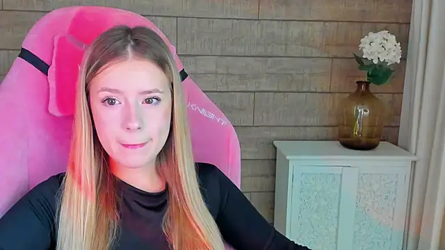 MilanaBalmain online show from 09/28/25, 04:07