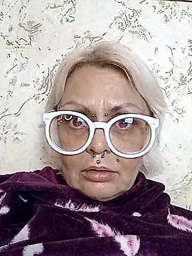 Snapshot of Gardener_of_Illusions chatting on 11/18/25, 04:11 Gardener of Illusions online show from 11/18/25, 04:11