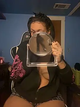 Snapshot of y0urlilgf chatting on 12/02/24, 01:03 y0urlilgf online show from 12/02/24, 01:03