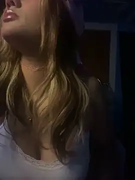 Snapshot of y0urlilgf chatting on 12/17/24, 10:32 y0urlilgf online show from 12/17/24, 10:32