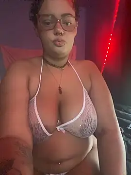 Snapshot of y0urlilgf chatting on 03/27/26, 05:56 y0urlilgf online show from 03/27/26, 05:56