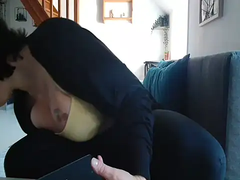 Snapshot of Lauzo21 chatting on 10/15/25, 07:41 Lauzo21 online show from 10/15/25, 07:41