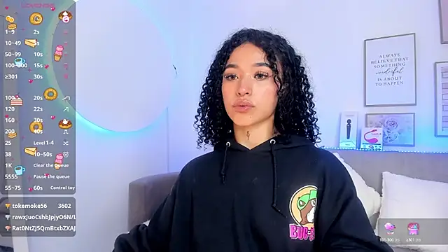 Crystal Dluna online show from 02/05/25, 03:52