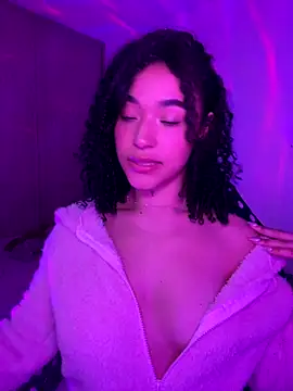 Crystal Dluna online show from 09/11/25, 12:22