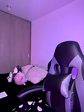 Crystal Dluna online show from 11/12/25, 04:18