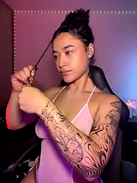 Crystal Dluna online show from 12/04/25, 04:05