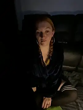 Snapshot of Stoner_BarbieXX chatting on 11/11/25, 10:43 Stoner BarbieXX online show from 11/11/25, 10:43