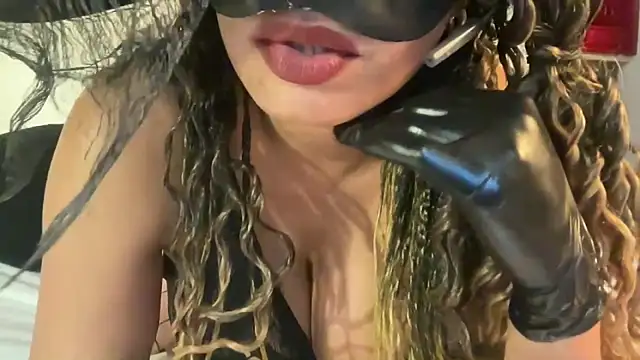 Snapshot of SCARLET-SANTANA chatting on 10/31/25, 10:33 SCARLET-SANTANA online show from 10/31/25, 10:33