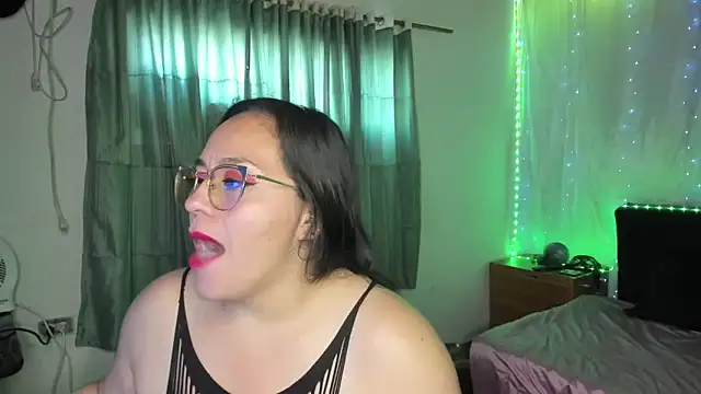 Snapshot of emily_sweet13 chatting on 10/01/25, 12:33 emily sweet13 online show from 10/01/25, 12:33