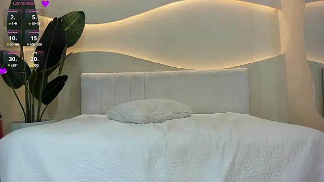Naomi Dasilva online show from 01/06/25, 10:26