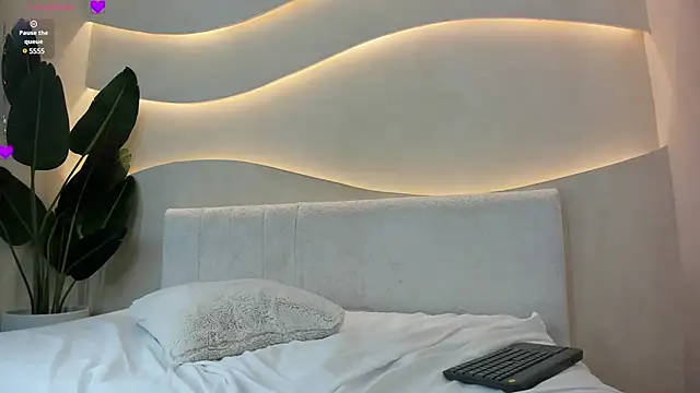 Naomi Dasilva online show from 01/08/25, 01:32
