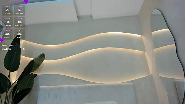 Naomi Dasilva online show from 01/10/25, 10:25