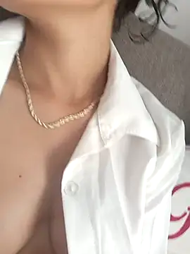 Snapshot of vanyacam_ chatting on 12/14/25, 08:35 vanyacam online show from 12/14/25, 08:35