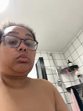 Snapshot of vanilla_chocolate23 chatting on 11/14/25, 10:03 vanilla chocolate23 online show from 11/14/25, 10:03