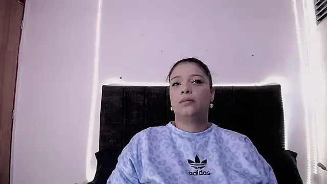 Nicol Love0 online show from 05/14/26, 01:18