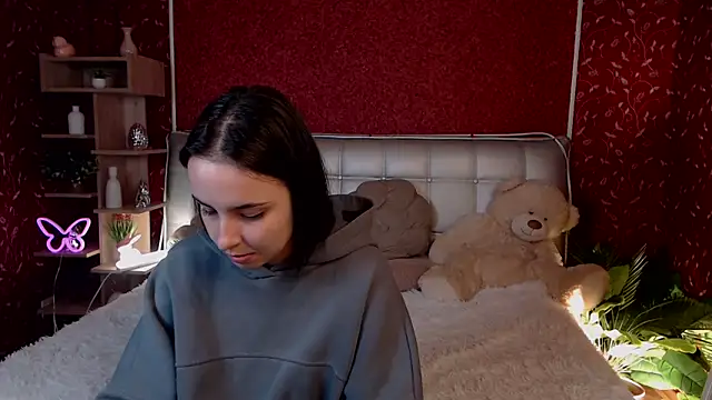 AuroraAksnesss online show from 09/30/25, 04:12