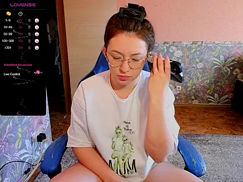 Chloe strip online show from 10/14/25, 02:56