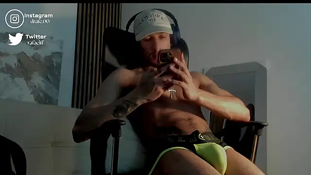 Snapshot of rafael_stone chatting on 09/20/25, 02:45 rafael stone online show from 09/20/25, 02:45