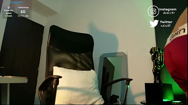 Snapshot of rafael_stone chatting on 10/14/25, 02:01 rafael stone online show from 10/14/25, 02:01