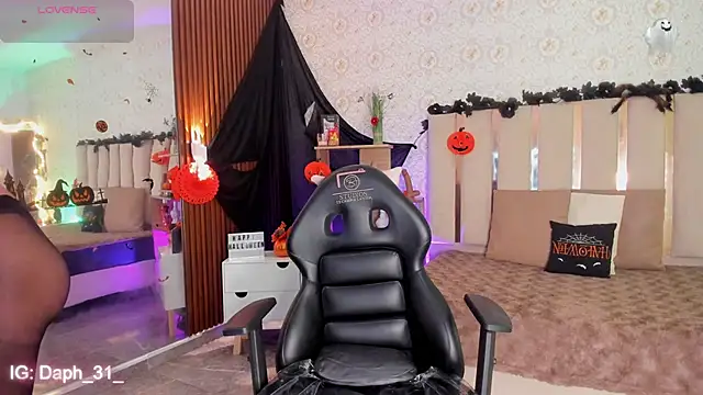 Daphnne tay online show from 10/28/25, 03:32