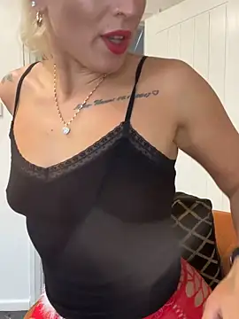 Snapshot of Barbie_26 chatting on 11/27/25, 10:17 Barbie 26 online show from 11/27/25, 10:17