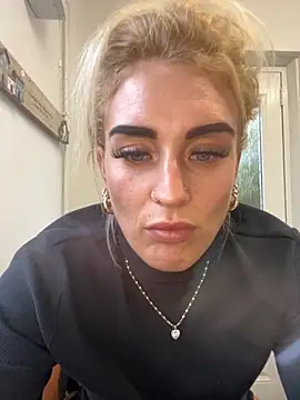 Snapshot of Barbie_26 chatting on 12/04/25, 01:09 Barbie 26 online show from 12/04/25, 01:09